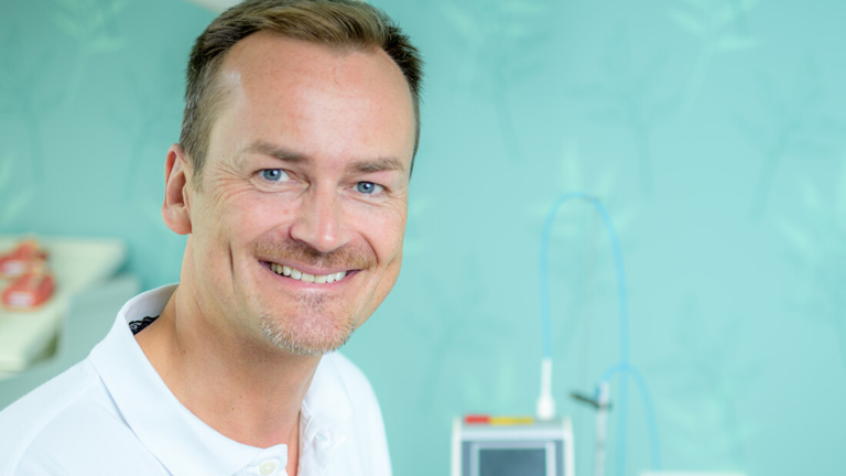 Zahnarzt-Meerbusch-Nazer-MM Zahnarzt Meerbusch, das Team: Portrait von Dr. Schmid-Hasemann