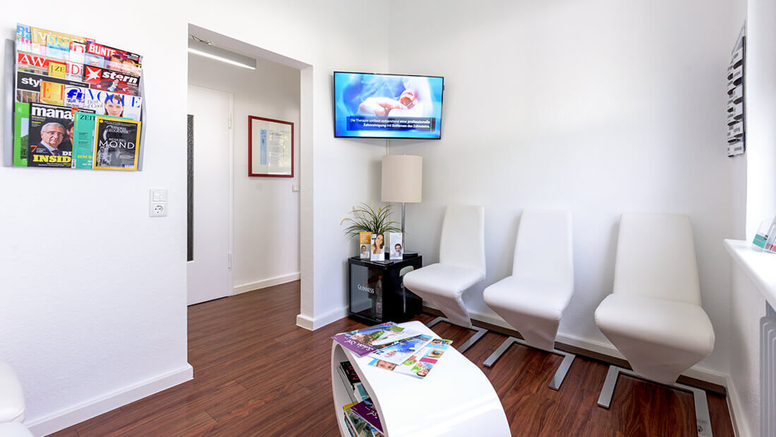 Zahnarzt Meerbusch - Nazer - das Wartezimmer unserer Praxis bietet TV und Lesematerial