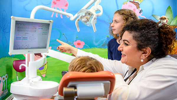 Zahnarzt Meerbusch - Nazer - Kinder fühlen sich in unserer Praxis wohl