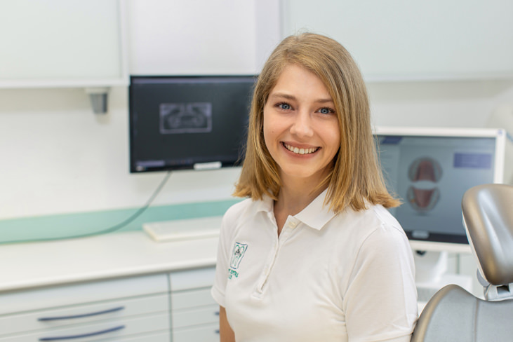 Zahnarzt Meerbusch – Nazer – Team – Nicole Herbote Zahnarzt Meerbusch, das Team: Mitarbeiterin am PC