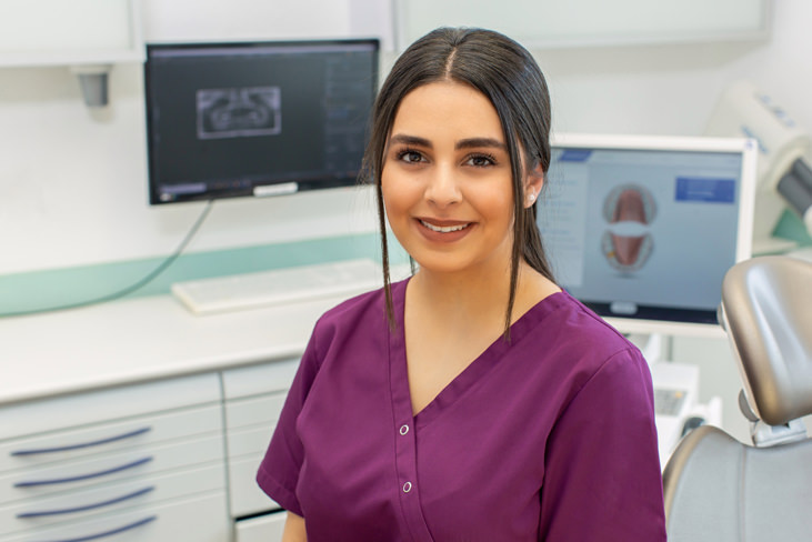 Zahnarzt Meerbusch – Nazer – Team – Hanife Sayar Zahnarzt Meerbusch, das Team: Mitarbeiterin am PC
