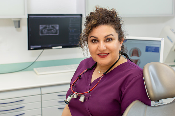 Zahnarzt Meerbusch, das Team: Portrait von zahnärztin Negin Nazer