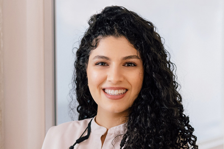 bita-alavi-aryandoust Zahnarzt Meerbusch, das Team: Portrait von zahnärztin Negin Nazer