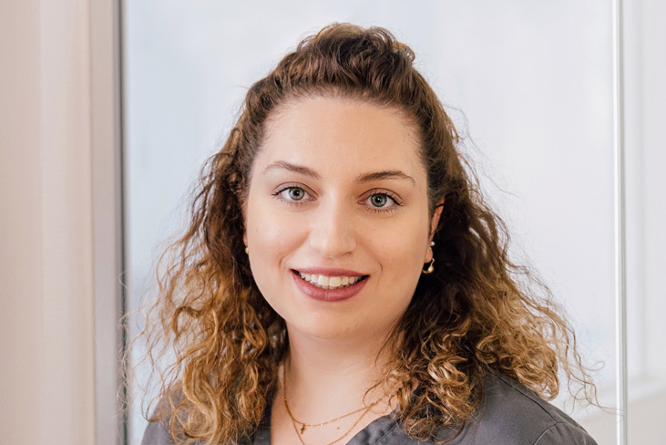brunella-dimaggio Zahnarzt Meerbusch, das Team: Portrait von zahnärztin Negin Nazer