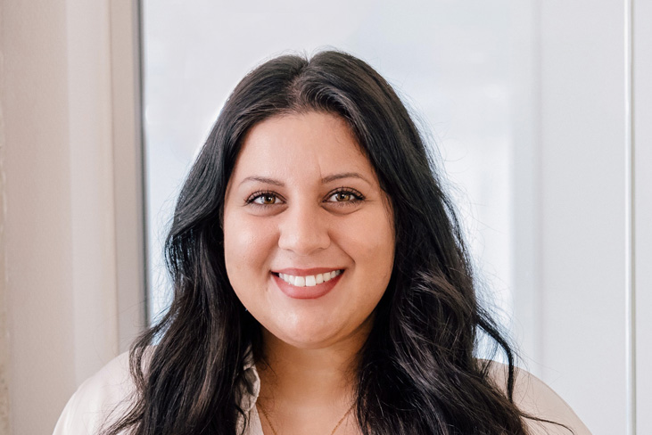 hatice-cevik Zahnarzt Meerbusch, das Team: Portrait von zahnärztin Negin Nazer