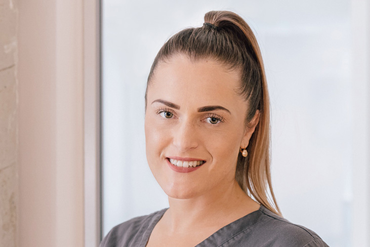 jana-trienenjost Zahnarzt Meerbusch, das Team: Portrait von zahnärztin Negin Nazer