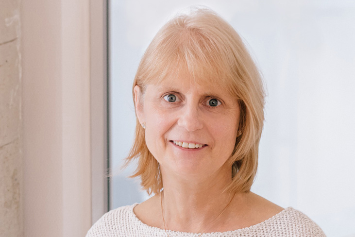 katrin-reuss Zahnarzt Meerbusch, das Team: Portrait von zahnärztin Negin Nazer