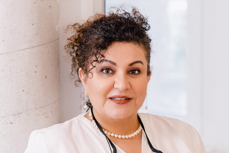 negin-nazer Zahnarzt Meerbusch, das Team: Portrait von zahnärztin Negin Nazer