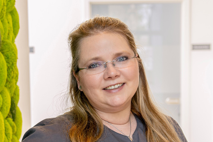nicola-suter-puyn Zahnarzt Meerbusch, das Team: Portrait von zahnärztin Negin Nazer