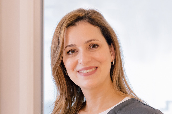 maryam-adyani-fard Zahnarzt Meerbusch, das Team: Portrait von zahnärztin Negin Nazer