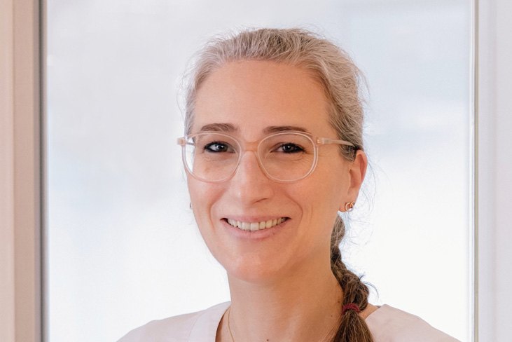 simone-jansen-2023 Zahnarzt Meerbusch, das Team: Portrait von zahnärztin Negin Nazer