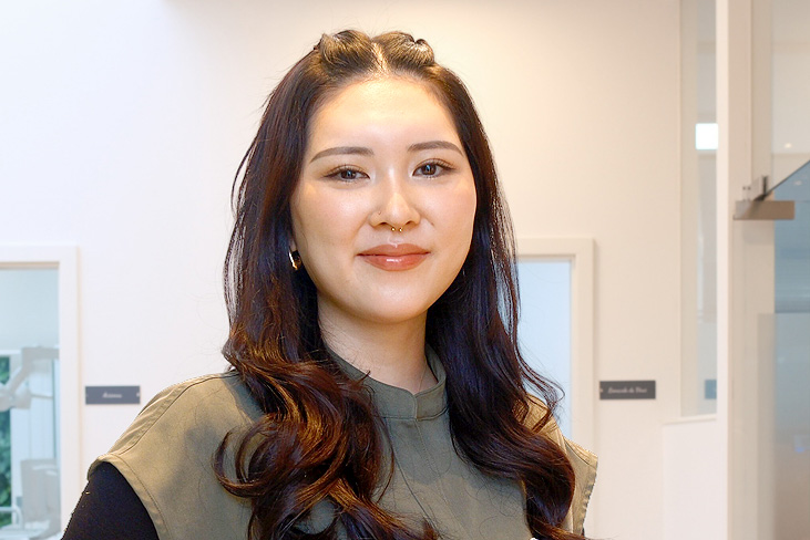 Zahnarzt Meerbusch – Nazer – Team – Jura Kobayashi Zahnarzt Meerbusch, das Team: Portrait von zahnärztin Negin Nazer